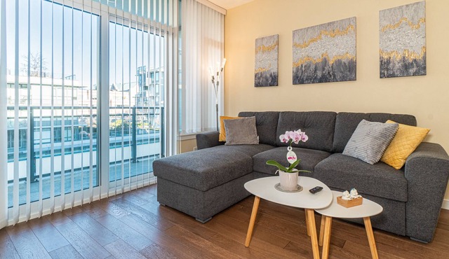 Lovely Modern Oasis near Fairview Waterfront&Booming Downtown