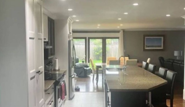 Lovely North Vancouver Home- great for family gatherings