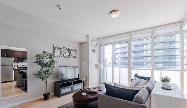 Lovely one-bedroom condo in the heart of the city.