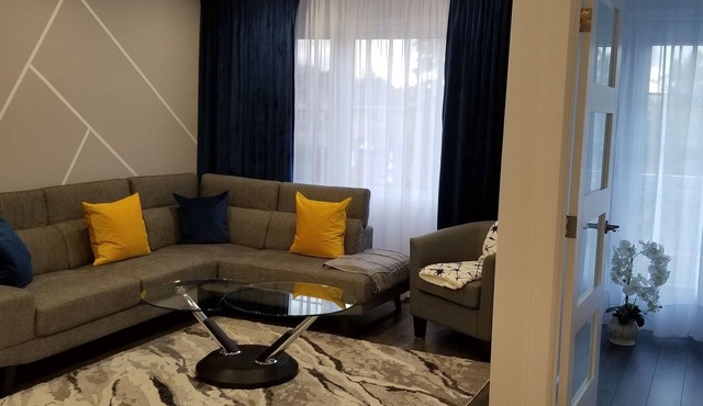 Lovely sunny apartment with private entrance 5 minutes from the metro