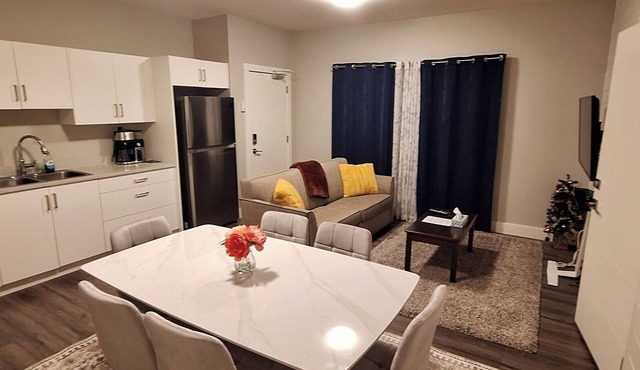 Lovely Two Bedroom w A/C - Sleeps 8! Complimentary Ice cream, Snacks & Drinks!