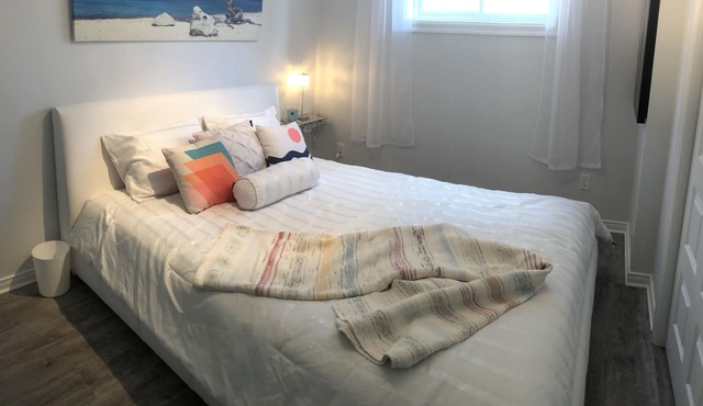 Lower duplex renovated quiet and next to the metro