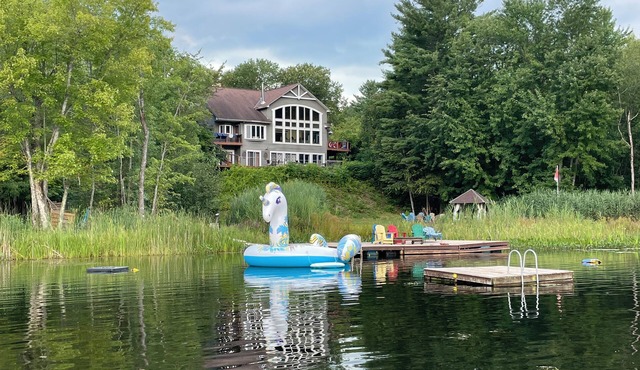 Lux 6 BDR/4 WR waterfront home for 14-private bay on exclusive lake 90 mins away