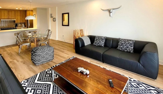 Luxe 1BR with Pool and Sauna near Quartier DIX30