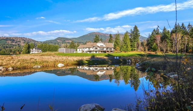Luxe Mountain Villa with Hot Tub, Sauna, Fire Pit, Pool Table on 13 flat Acres.