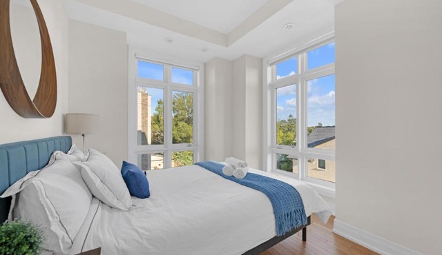 Luxe Toronto Townhome, Rooftop Terrace, Parking