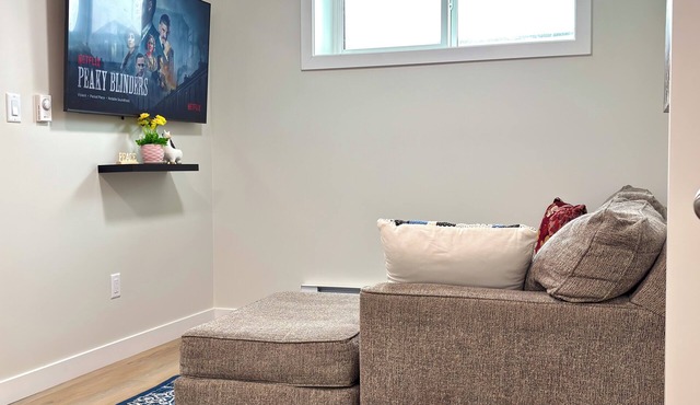 LUXLOFT SUITE. Cozy 2-bedroom basement suite in a serene location.