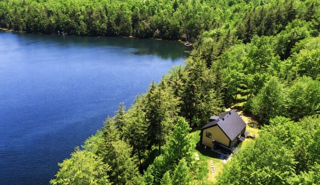Luxurious Chalet Ambre - Waterfront, Spa, and Fire