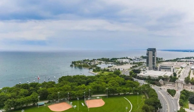 Luxurious 1BR in ❤️ of downtown with Balcony