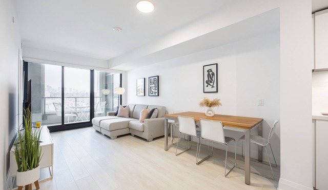 Luxurious 2 Bdrm Condo - Midtown Leaside Toronto