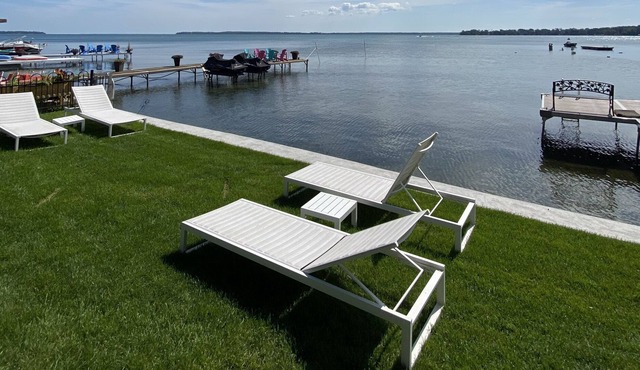 Luxurious 4 Bedroom Waterfront Cottage in Innisfil! Perfect for Relaxation & Fun
