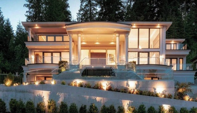 Luxurious 7-bedroom villa with AC, fitness room in enchanting West Vancouver