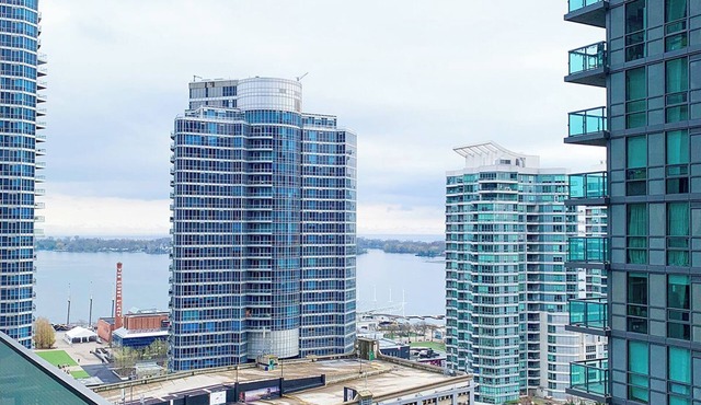 Luxurious and cosy oasis in Downtown core Toronto
