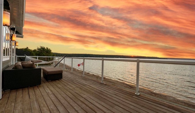 Luxurious Cottage in Tiny 5bd4bth Private Beach