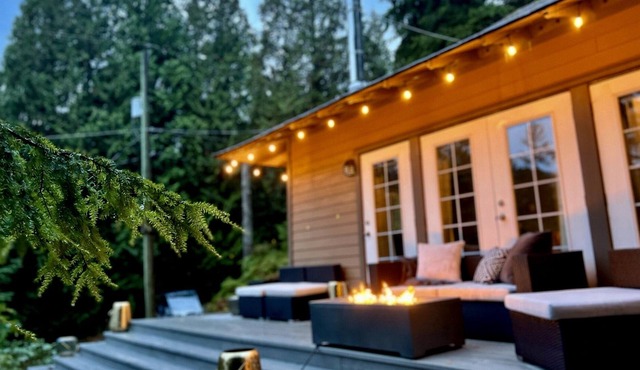 Luxurious Cottage w. Hot Tub & Ocean Views