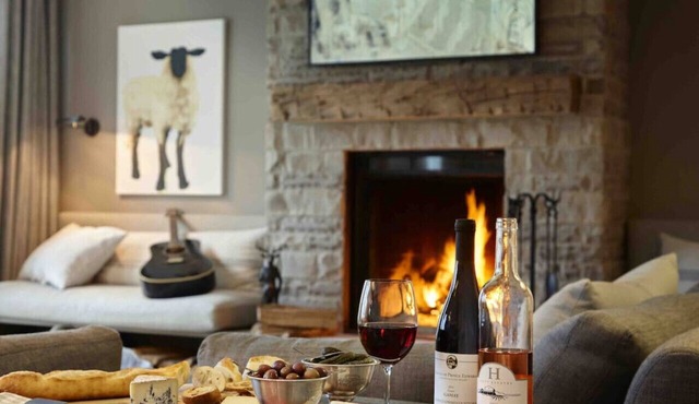 Luxurious farmhouse on Westlake Shore Sandbanks
