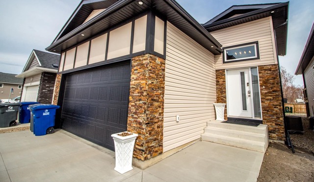 Luxurious former show home - 10 minutes from the downtown and airport