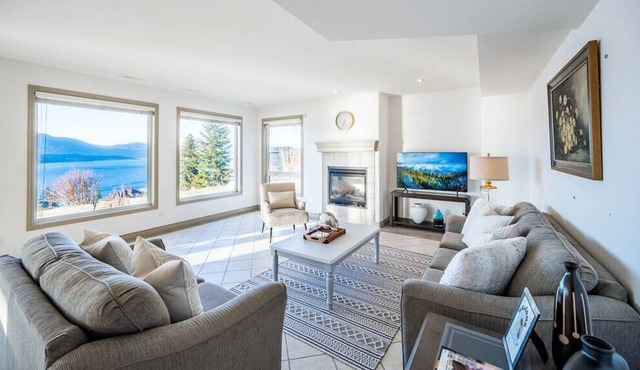 Luxurious Lakeside Living in Kelowna