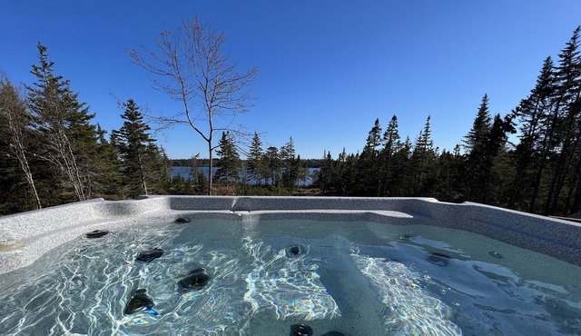 Luxurious Outdoor Hot Tub, Stunning Wooden Interior & Lake view