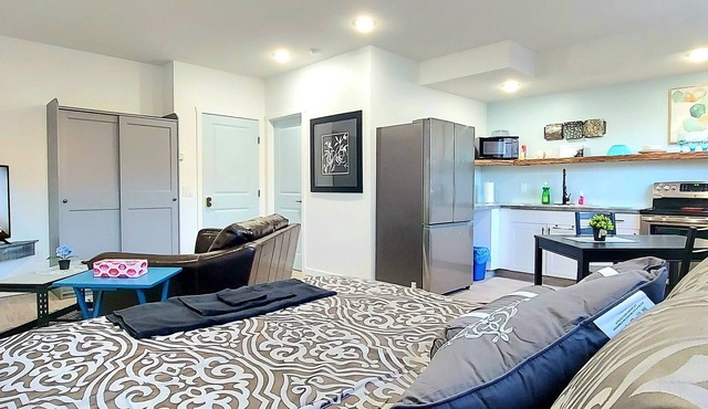 Luxurious Studio Haven - Newly Renovated for Your Comfort! 🌟