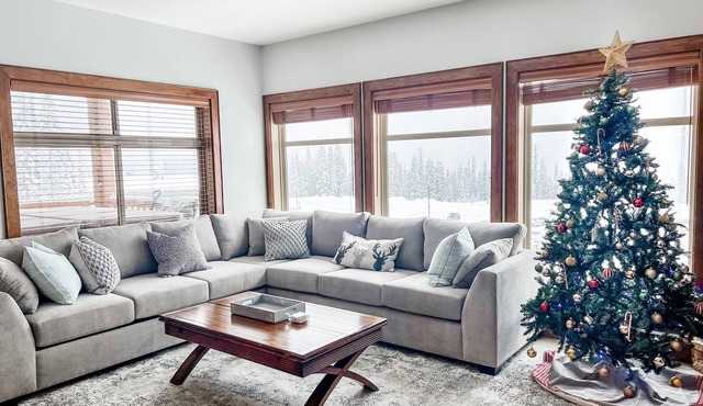 Luxurious TRUE ski in/out chalet in Happy Valley with gorgeous views!