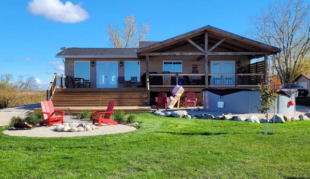Luxury 1900sf lake front cottage c/w game room, hot tub, pool, near golf course