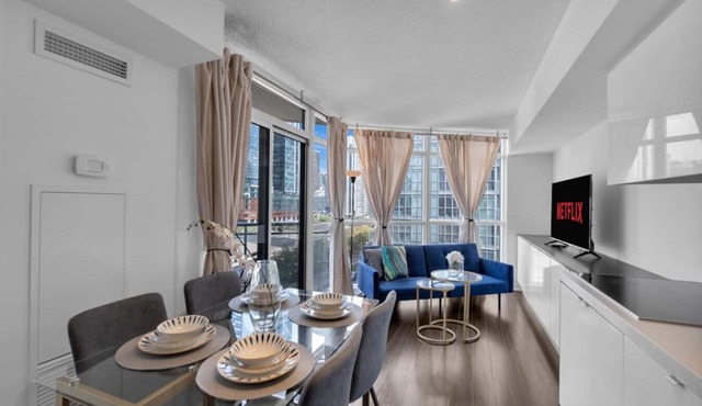 Luxury 1BR - Walk to CN Tower - Convention Centre