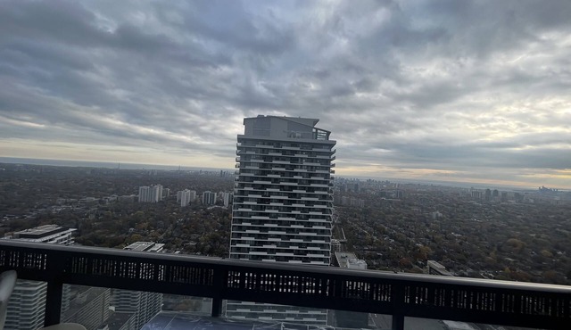 Luxury 2 bed 2 bath in 50th floor midtown Toronto,