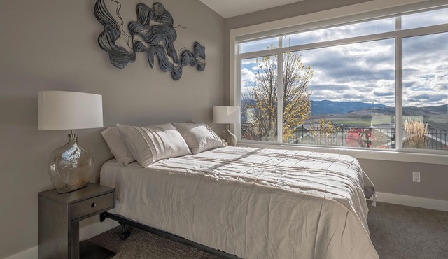 Luxury 2 bed suite just 4 minutes to downtown!