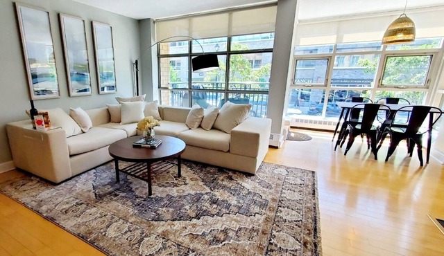 Luxury 2BD 2BTH Waterfront Condo in ❤ of Halifax!