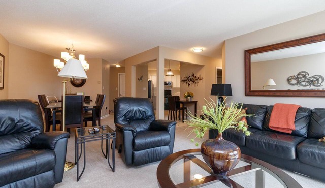 Luxury 2BR w/Balcony Overlooking the Empress