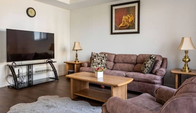 Luxury 3-bedroom-hyde Park- Close to Uwo/hospital