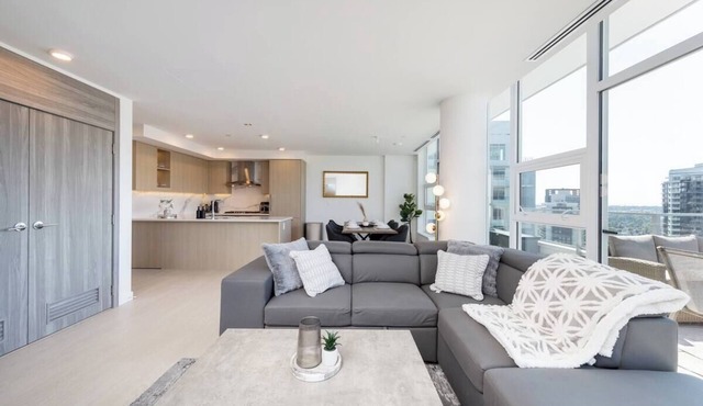 Luxury 3 Bedroom Penthouse| Pool, hot tub, gym, sauna/steam