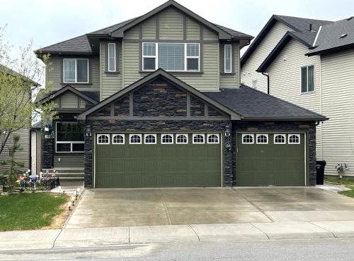 Luxury 4 Bedroom Air Conditioned & Cozy Home close to Airport, Shops, Downtown, Stampede, Rocky Mountains and many amenities in Panorama Hills NW Calgary