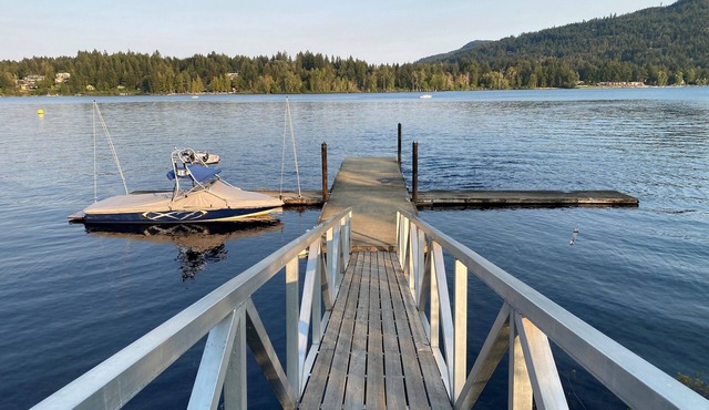 Luxury 4 Bedroom Lakehouse with Full Dock Access and Boat Slip