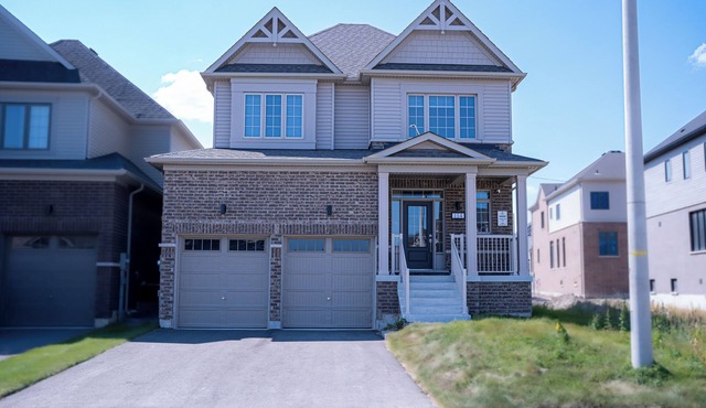 Luxury 4 Bedrooms & 2.5 Bathroom Retreat with Modern Comforts in Barrie City!