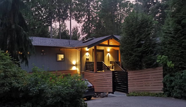 Luxury 5BR West Van: Pool, Sauna, Hot Tub, Ocean View, Near Beach & Downtown!