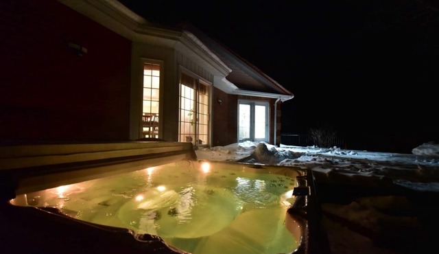 Luxury 6 bedroom home with pool and hot tub!