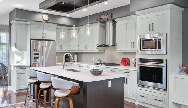 Luxury AC Home in Great Neigbourhood