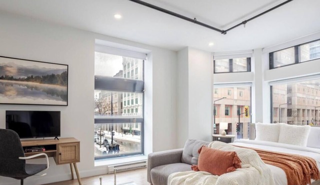 Luxury Bishop Apartment - Prime Downtown Spot