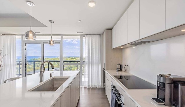 Luxury Boutique Condo on Lake Ontario & minutes from Downtown Toronto
