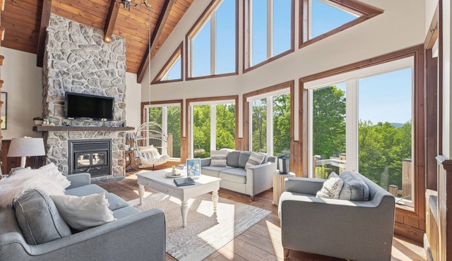 Luxury Chalet Mont-Tremblant view Hot tub, Sauna, Billiards, lake access