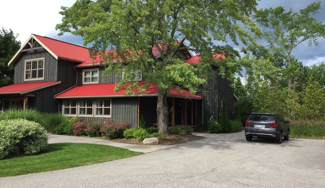 Luxury Collingwood Retreat On A Stunning 1/2 Acre Lot