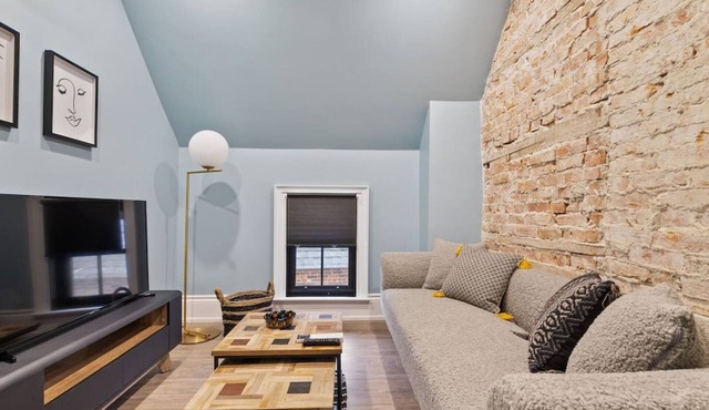 Luxury Contemporary Condo in Downtown Collingwood (97044)