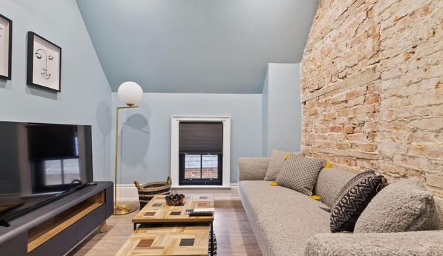 Luxury Contemporary Condo in Downtown Collingwood 97044