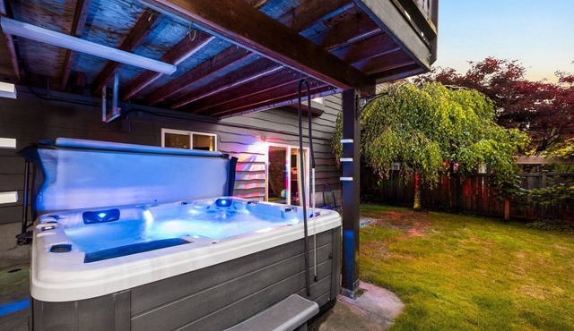 Luxury Country Style Home - S -. +Hottub And Gym+ . Pet Friendly !