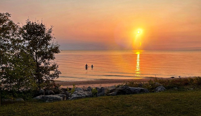 Luxury Cozy Lake Front Cabin 5 minutes from Gimli | Sleeps 6 + Lake View