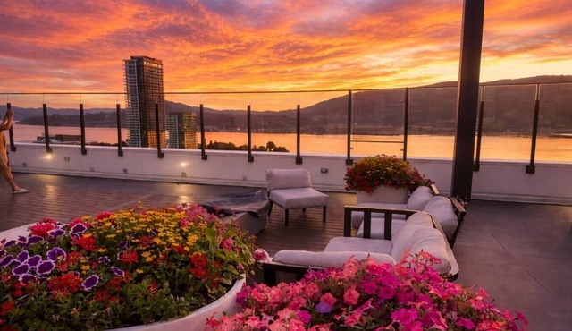 Luxury Downtown Kelowna 2BR | Rooftop & Parking