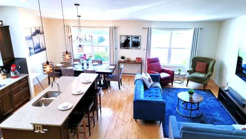 Luxury Home, 5BedRoom, 2King Beds, Game Room, Play Room, Theater, Hot Tub and More