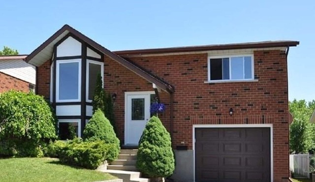 LUXURY HOME WITH POOL IN WATERLOO